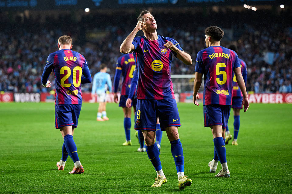 莱万多夫斯基连续十五场比赛得分超过逆转，SKT挑战极限！(莱万多夫斯基在巴萨进了几个球)